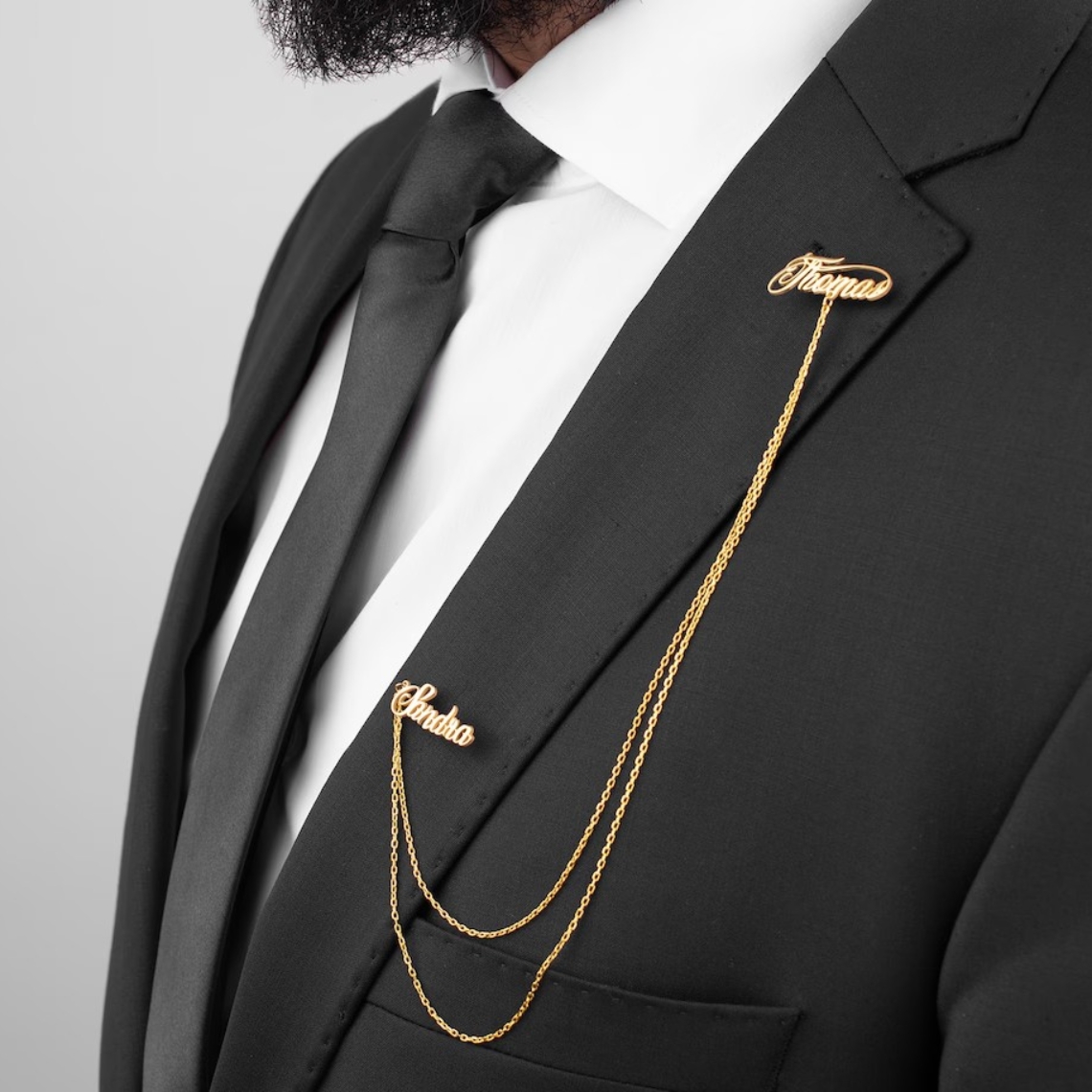 Tuxedo Lapel Pin - Spilla Personalizzata con Doppio Nome per